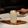 Bougie ivoire de 7" avec flamme vacillante tactile - Miel et vanille