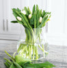 Bouquet de tulipes avec vase surdimensionné
