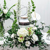 Arrangement de fleurs funéraires sur piédestal pour urne