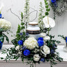 Arrangement de fleurs funéraires sur piédestal pour urne