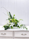 Arrangement de fleurs funéraires pour urne de luxe