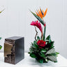 Arrangement de fleurs funéraires exotique pour urne