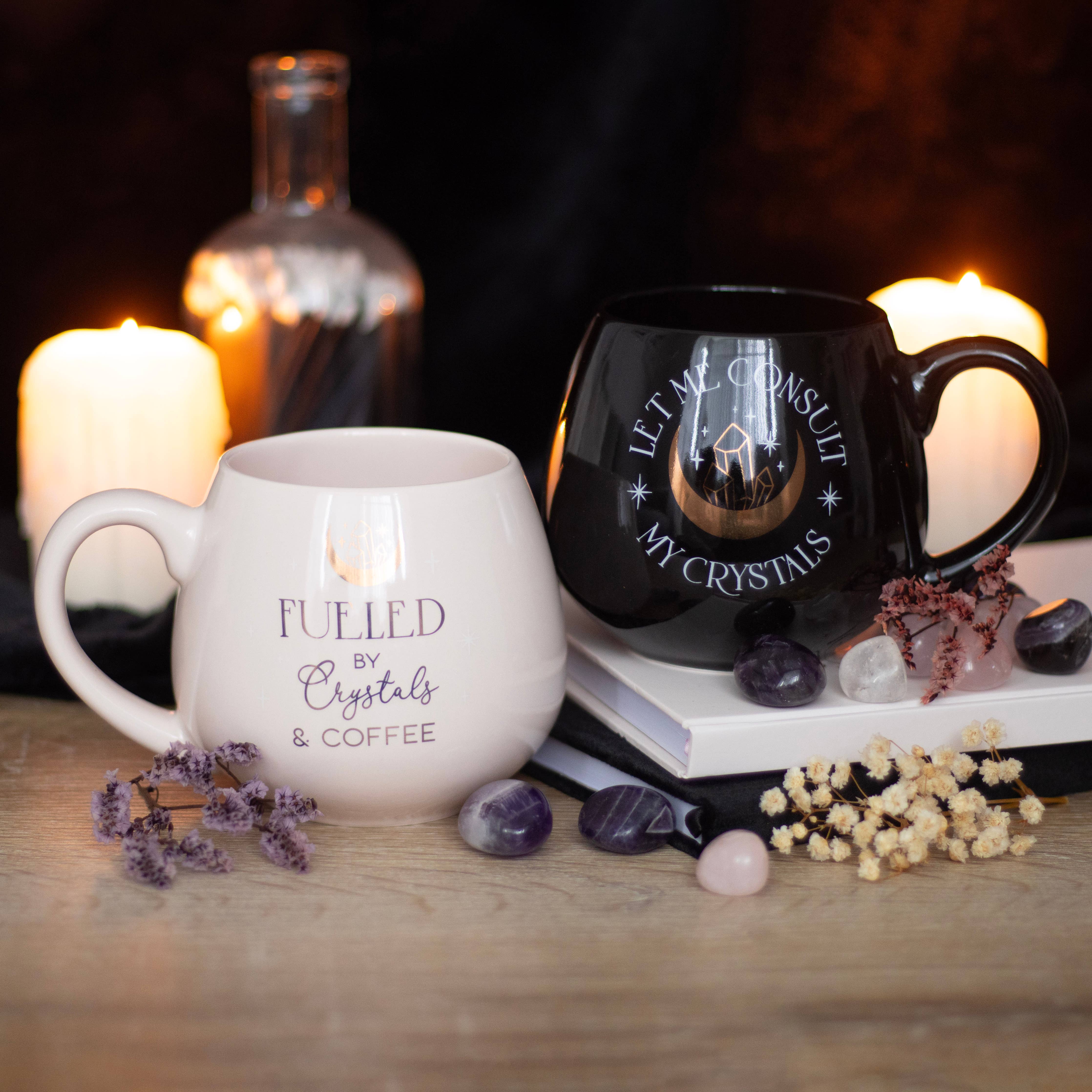 Tasse ronde noire « Let Me Consult My Crystals » avec design cristal et lune dorée - Miss Lili's Boutique