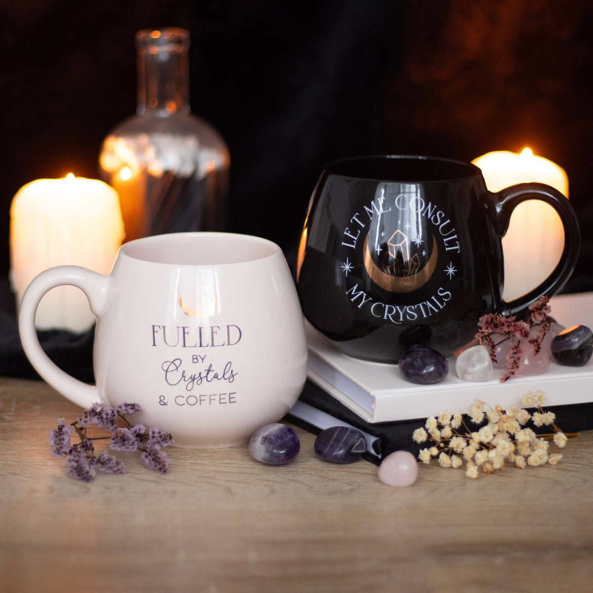 Tasse ronde noire « Let Me Consult My Crystals » avec design cristal et lune dorée - Miss Lili's Boutique