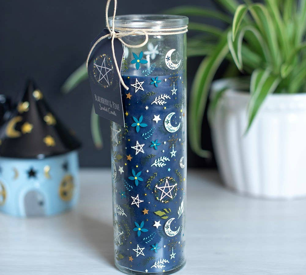 Bougie tube imprimée « Sortilège du solstice » — mûre & pin - Miss Lili's Boutique