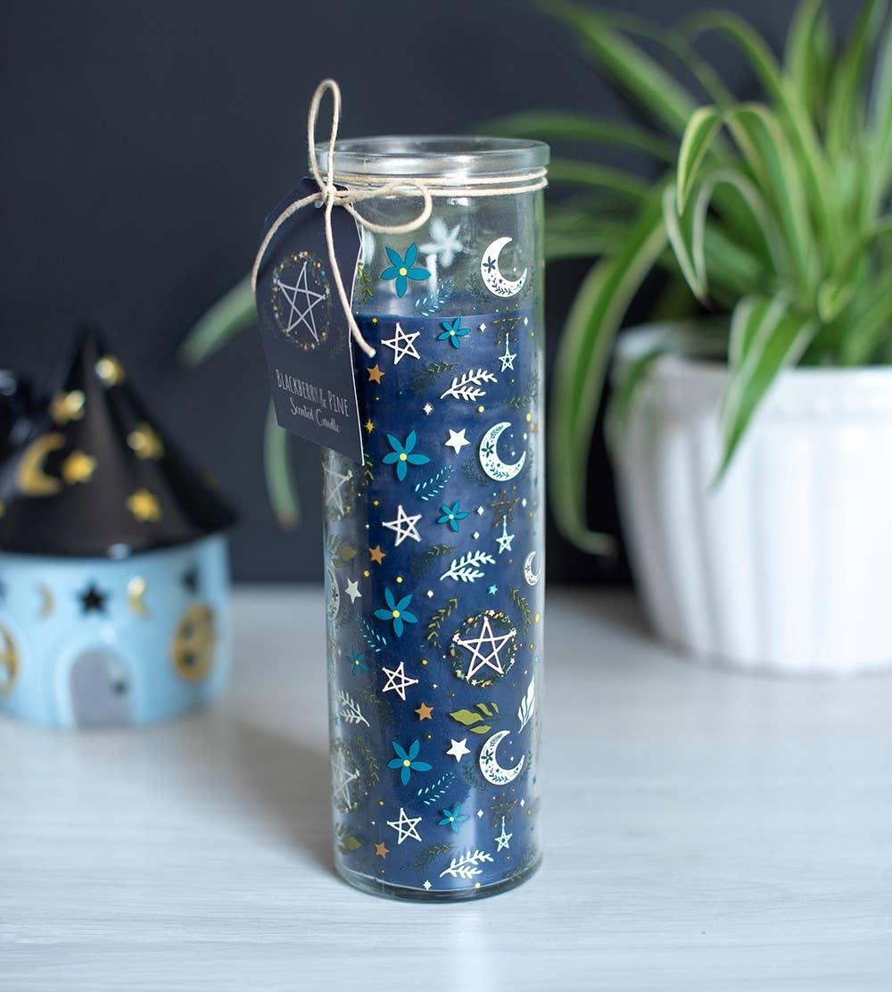 Bougie tube imprimée « Sortilège du solstice » — mûre & pin - Miss Lili's Boutique