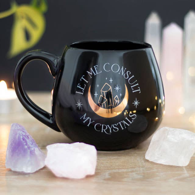 Tasse ronde noire « Let Me Consult My Crystals » avec design cristal et lune dorée - Miss Lili's Boutique