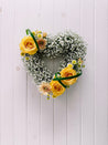 Petite couronne de fleurs funéraires en coeur