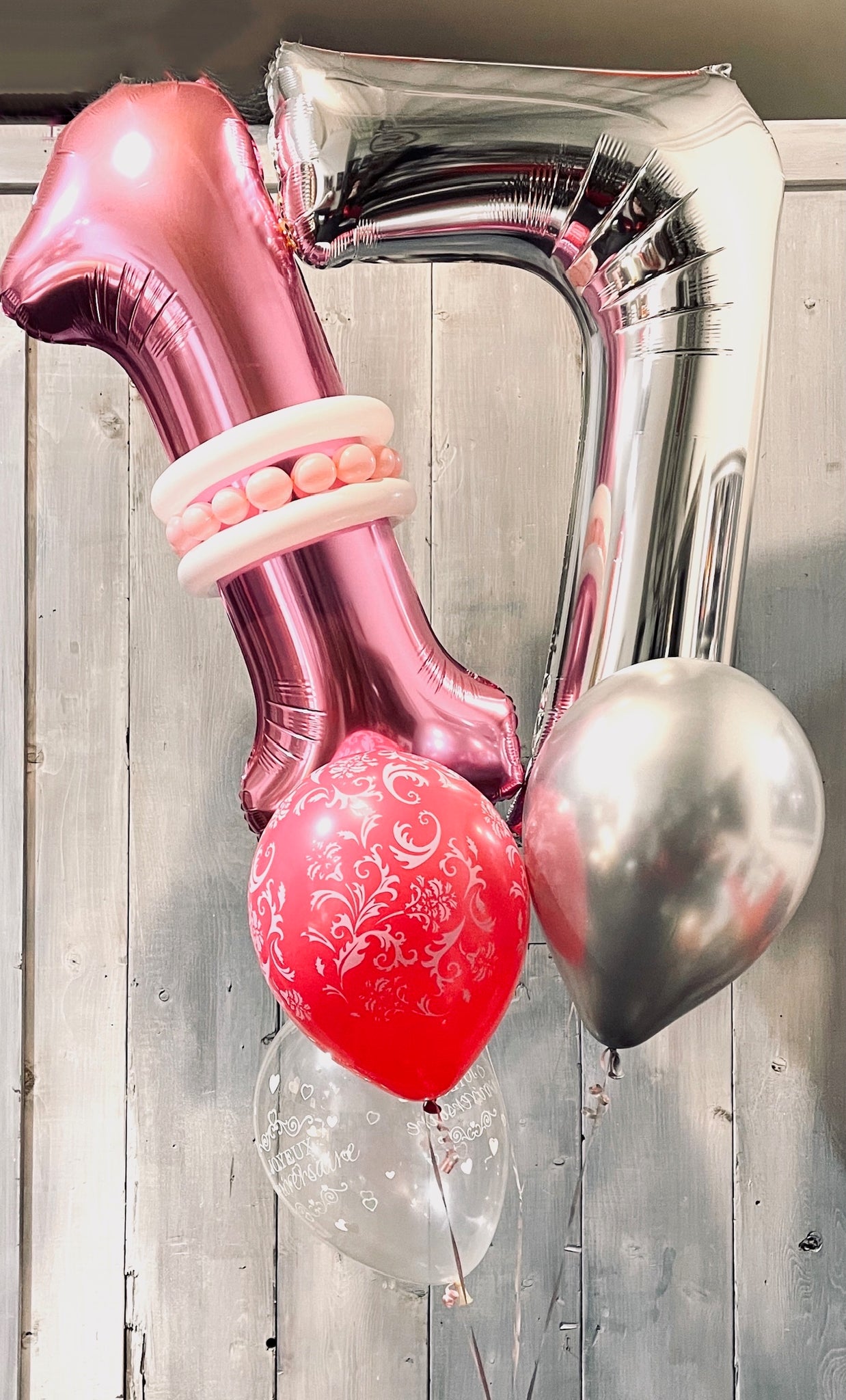 Bonne Typographie De La Saint-valentin Sur Un Ballon D'amour. Ballons D' amour Colorés Sur Fond Rose.