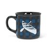 Tasse à carreaux et kayak noir et bleu